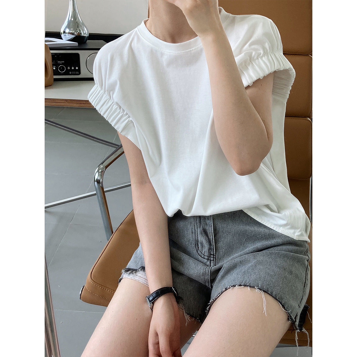 Women With Skimpy Sleeves And Pleated T-shirts - The Number 1 Things